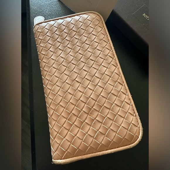 Bottega Veneta Peachy Pink Zipper Wallet with Box and Authenticity Card - Picture 4 of 15